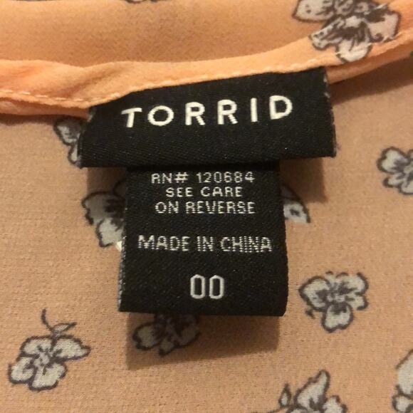 Torrid Brand Women's 00 Peach Floral Bubble Hem Chiffon Blouse Button Front - Picture 6 of 6